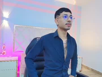 cyrus_tay naked man live cam