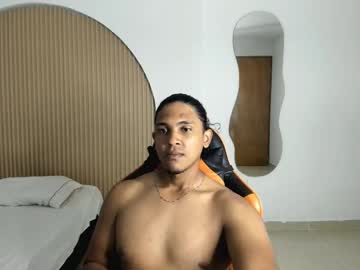 ekko_s naked men live cam show