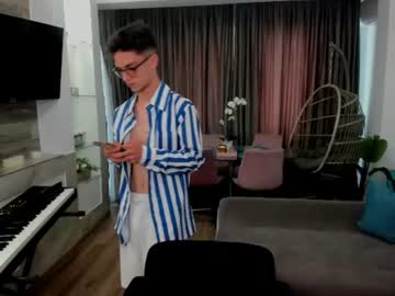 johnnyk8 naked men live cam show