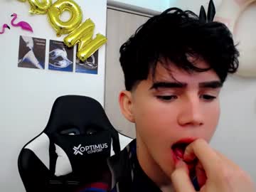 kiss_whitee naked man live cam