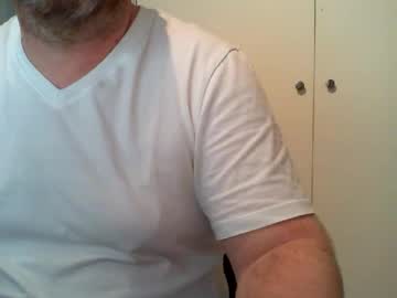 kiwiben45 naked men live cam show